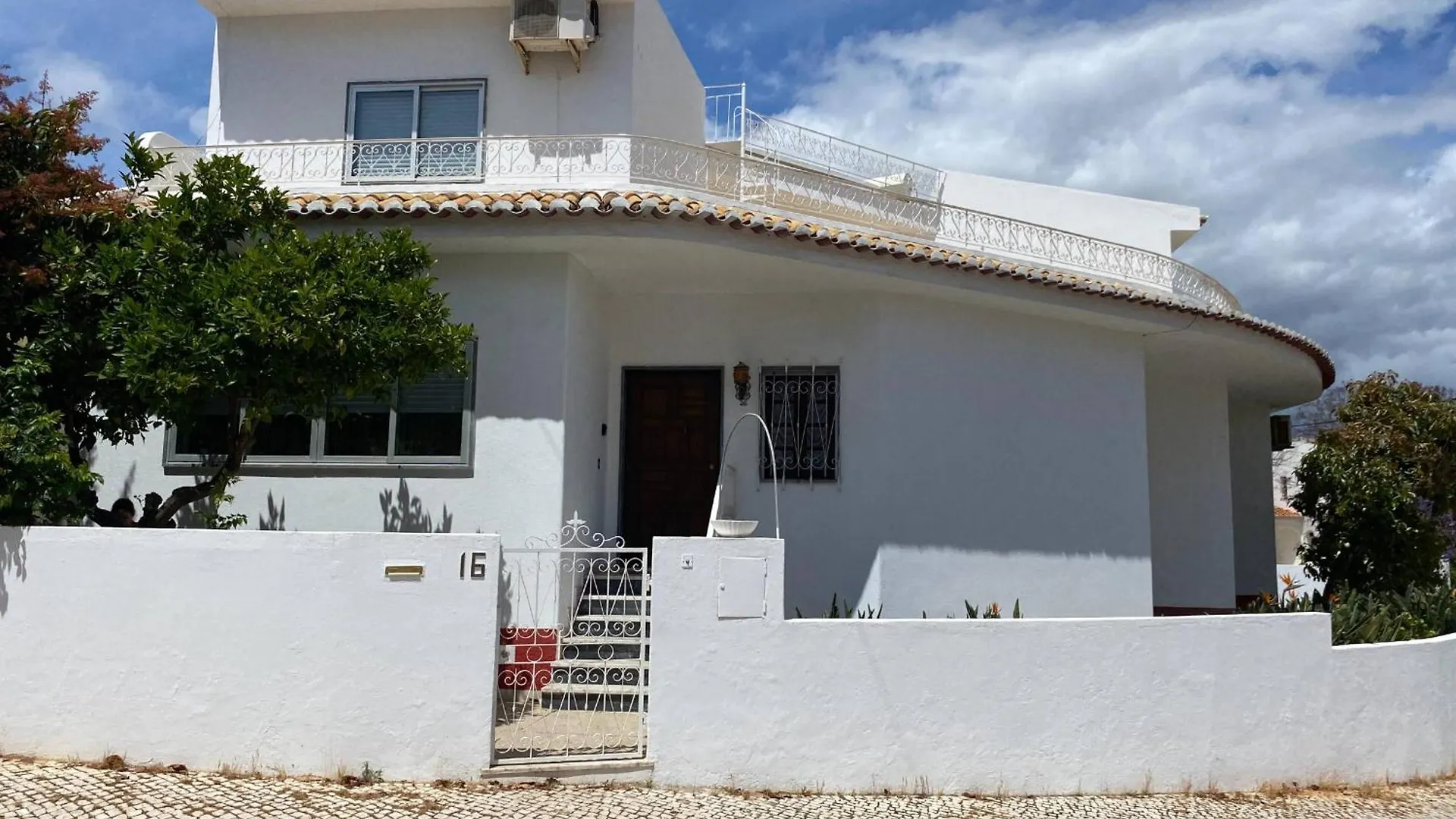 הקונטקטים של Vintage Villa
